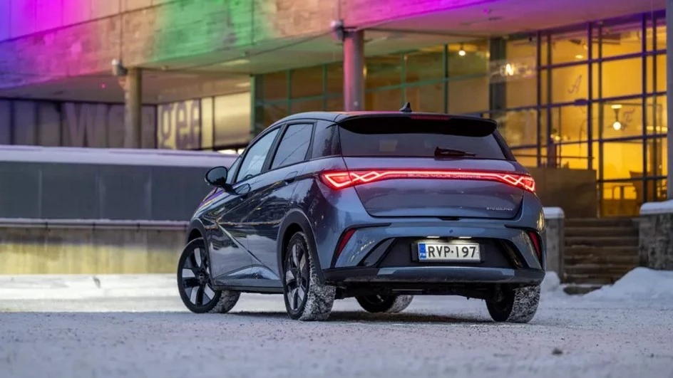 Тест-драйв BYD Dolphin Autobest 2024 в Европе в Финляндии сбоку сзади