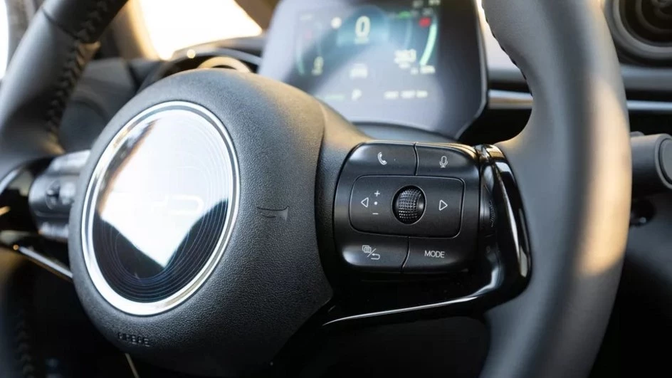 Тест-драйв BYD Dolphin Autobest 2024 в Европе в Финляндии салон интерьер рулевое колесо