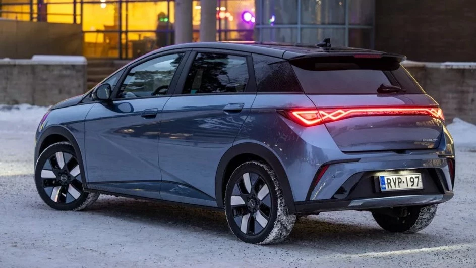 Тест-драйв BYD Dolphin Autobest 2024 в Европе в Финляндии сбоку сзади