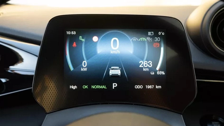 Тест-драйв BYD Dolphin Autobest 2024 в Европе в Финляндии салон интерьер приборная панель щиток приборов