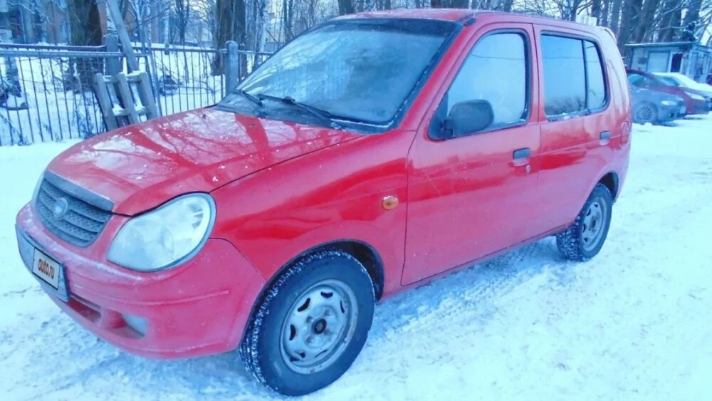 Хэтчбек BYD Flyer сбоку спереди