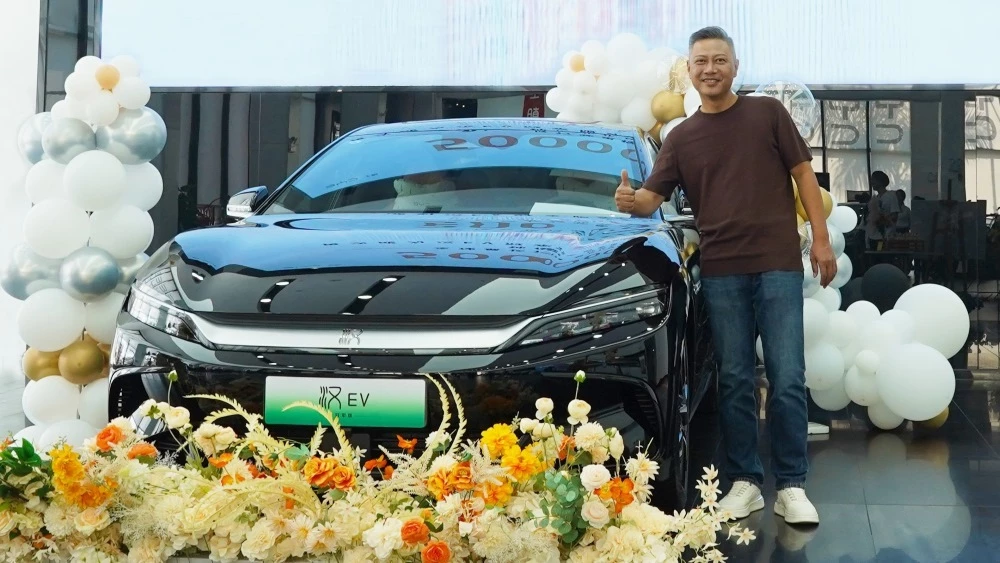BYD Han EV 500 тысяч км сбоку спереди
