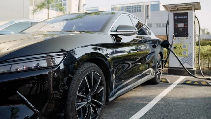 BYD Han EV 500 тысяч км сбоку спереди на зарядке деградация батареи