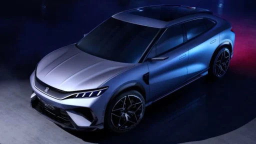 BYD Song L сбоку спереди