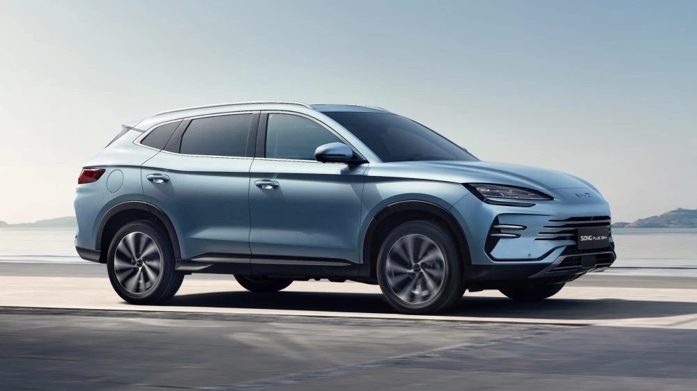 обновленный BYD Song Plus DM-i сбоку спереди