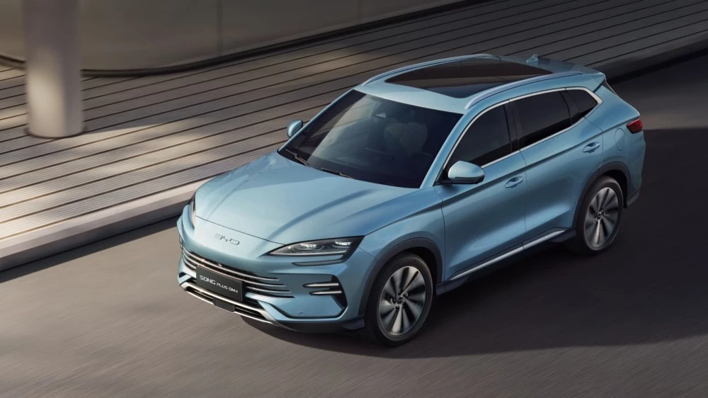 обновленный BYD Song Plus DM-i сбоку спереди