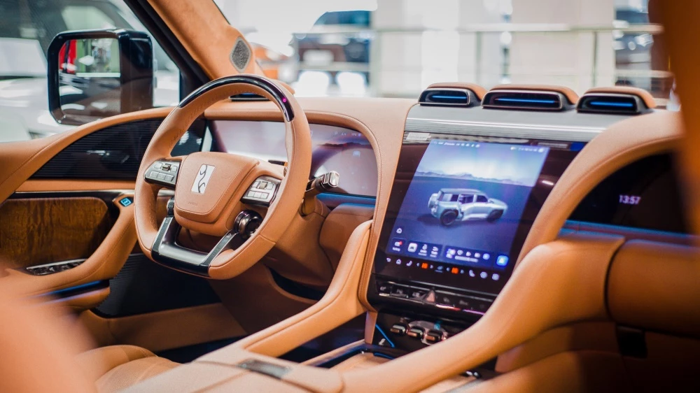 Салон интерьер внедорожника BYD Yangwang U8 первый ряд