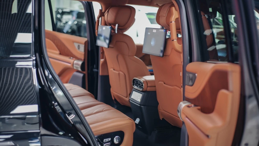 Салон интерьер внедорожника BYD Yangwang U8 второй ряд