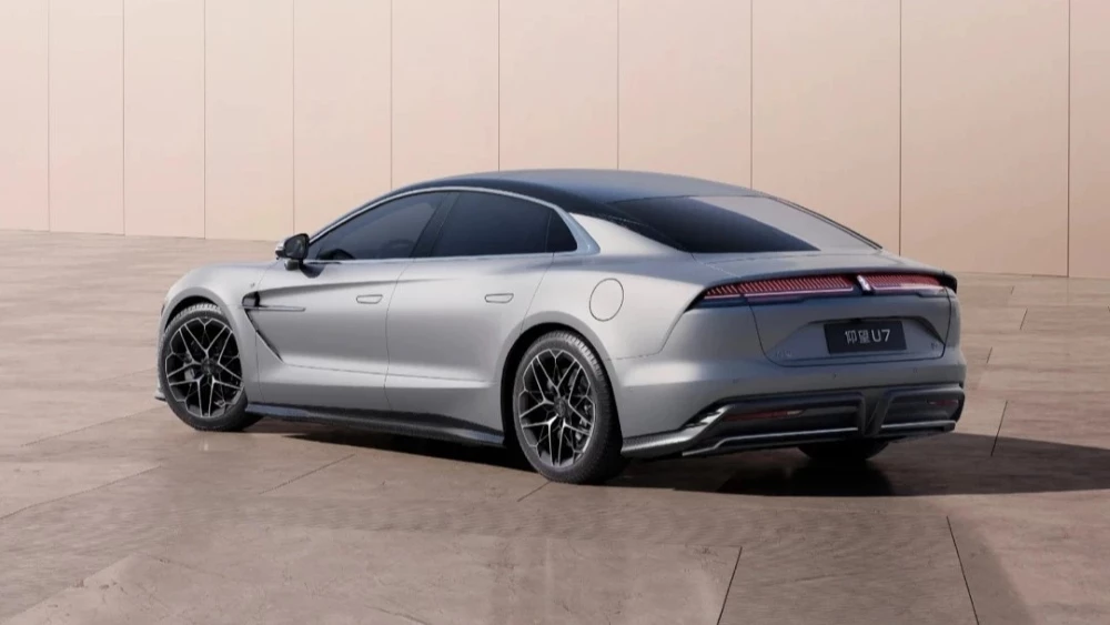 Электрический седан YangWang U7 сзади сбоку