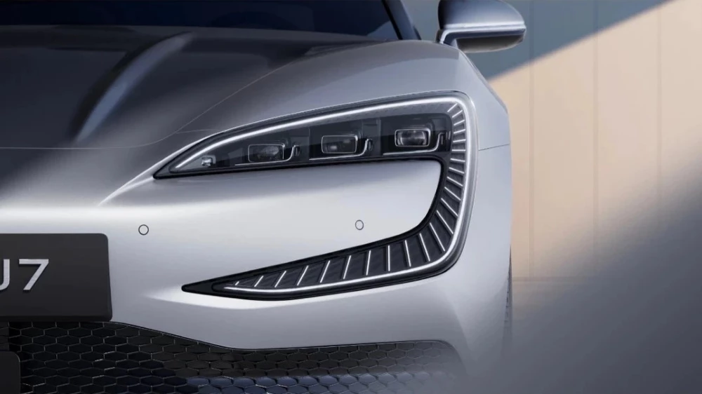 Электрический седан YangWang U7 спереди оптика