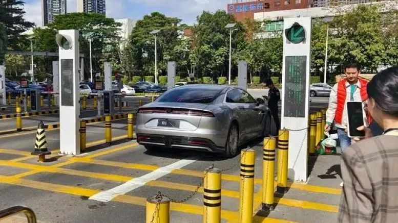 BYD YangWang U7 сзади сбоку