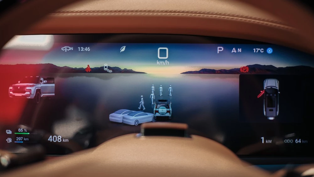 внедорожник BYD Yangwang U8 в автосалоне купить новый москва тянья салон интерьер приборная панель