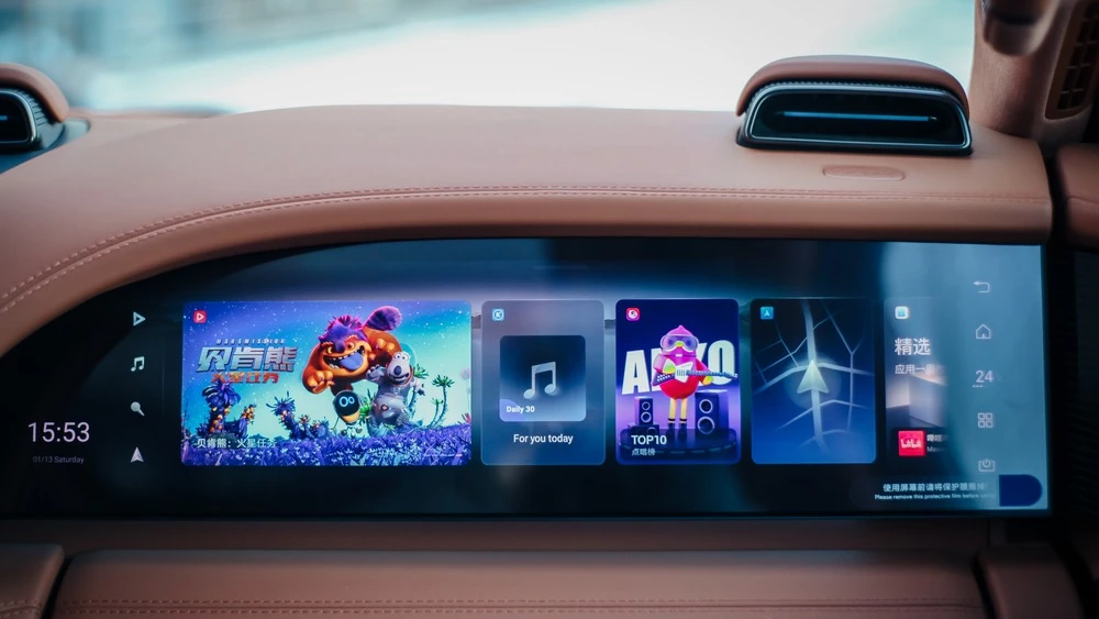 внедорожник BYD Yangwang U8 в автосалоне купить новый москва тянья салон интерьер экран монитор пассажир