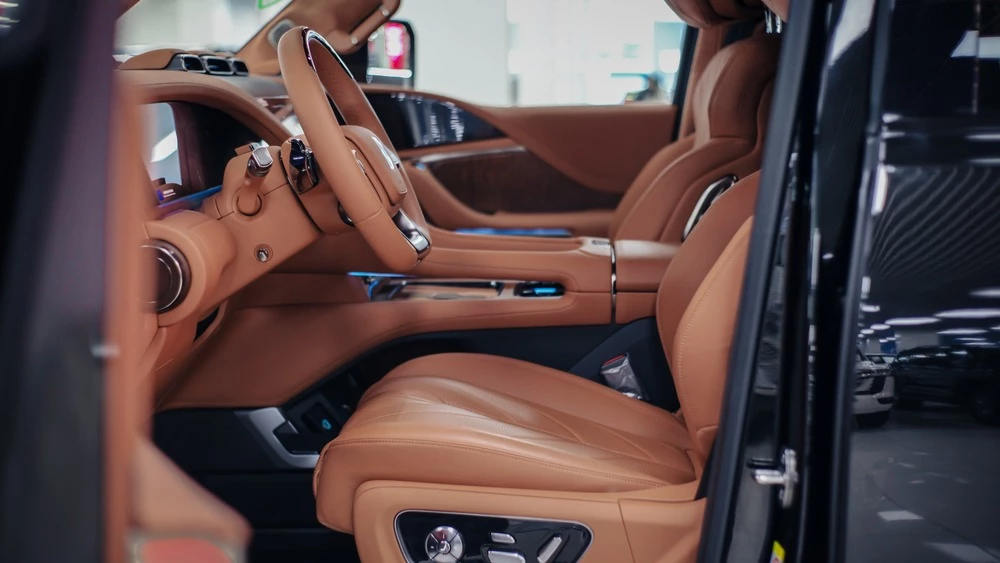 Салон интерьер внедорожника BYD Yangwang U8 первый ряд