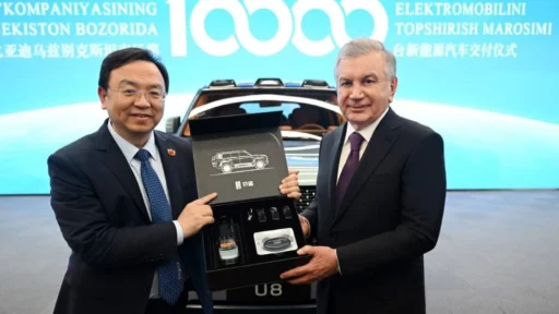 BYD Узбекистан завод президент Шавкат Мирзиеев Председатель BYD Ван Чуньфу подарил YangWang U8