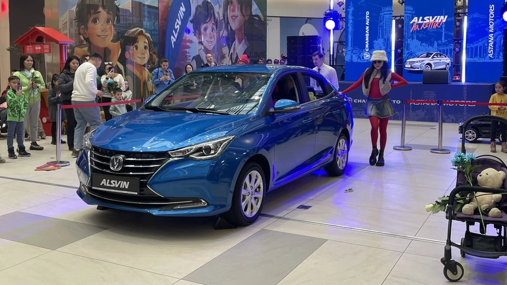 Седан Changan Alsvin сбоку спереди в Казахстане