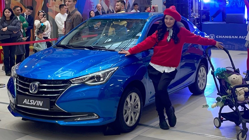 Седан Changan Alsvin сбоку спереди в Казахстане презентация