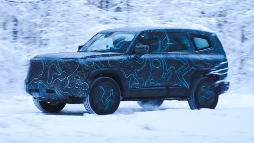 Deepal C318 от Changan сбоку спереди на тестах в камуфляже