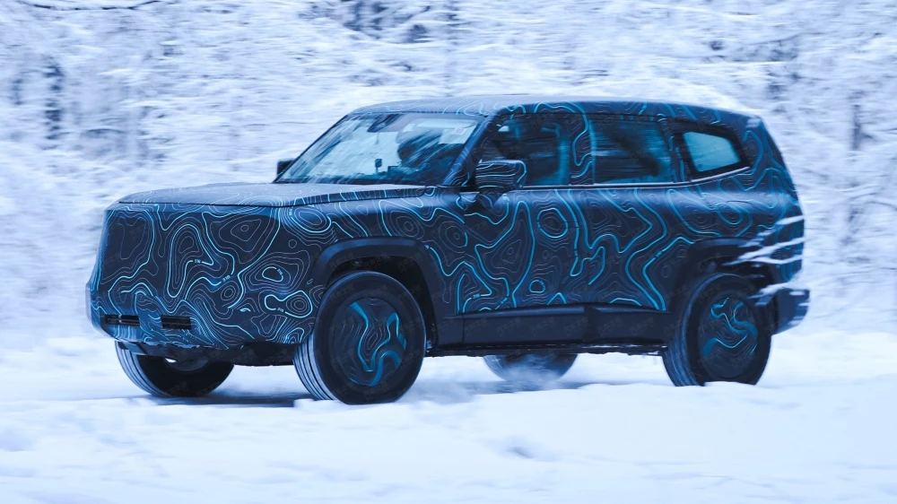 Deepal C318 от Changan сбоку спереди на тестах в камуфляже