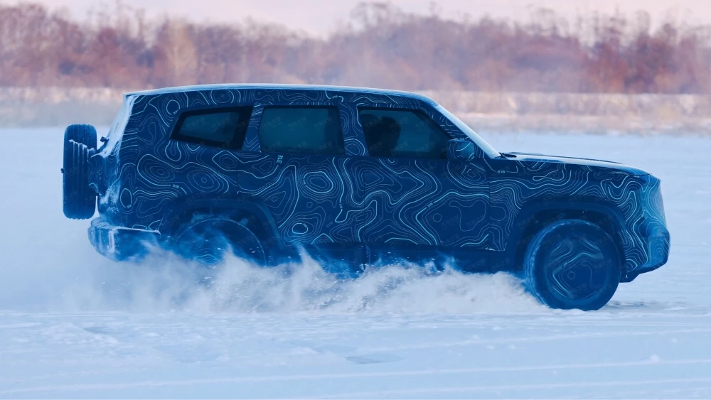 Deepal C318 от Changan сбоку на тестах в камуфляже