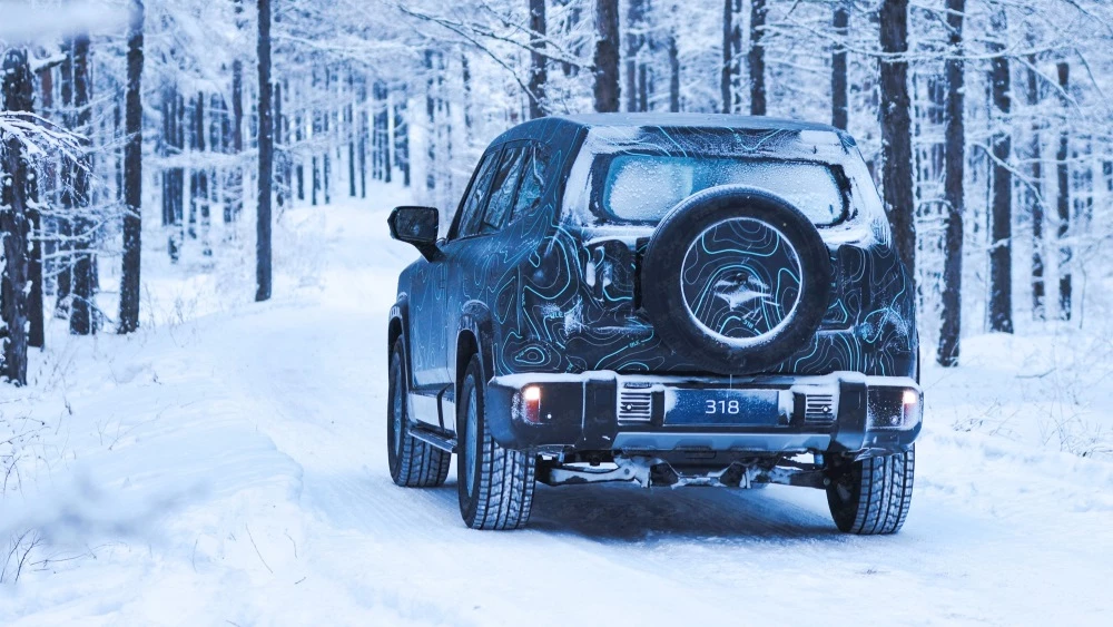 Deepal C318 от Changan сбоку сзади на тестах в камуфляже