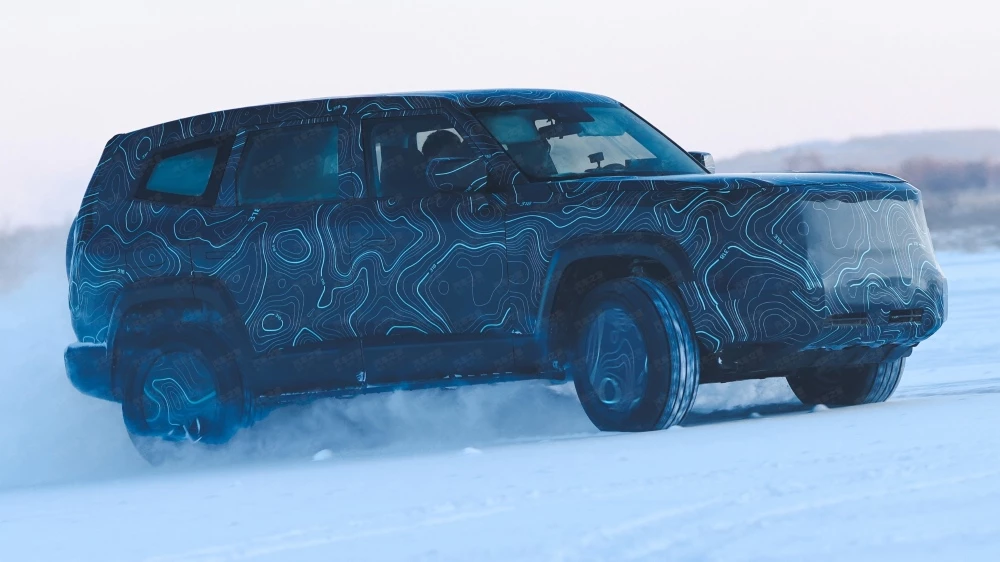 Deepal C318 от Changan сбоку спереди на тестах в камуфляже