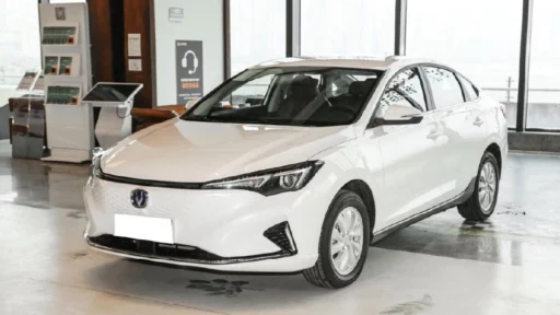 Седан Changan Eado EV460 в дилерском центре в автосалоне электрический сбоку спереди