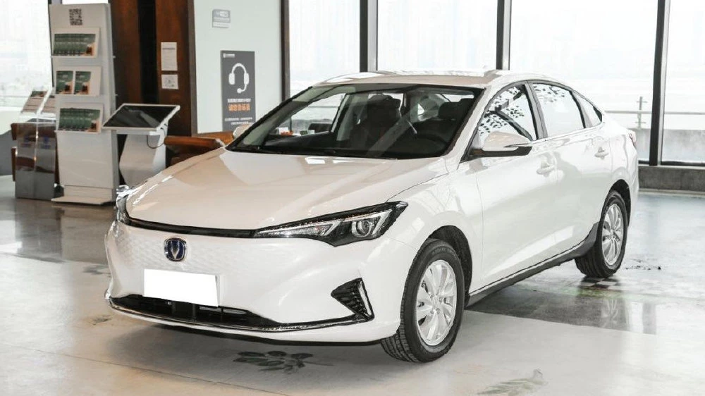 Седан Changan Eado EV460 в дилерском центре в автосалоне электрический сбоку спереди