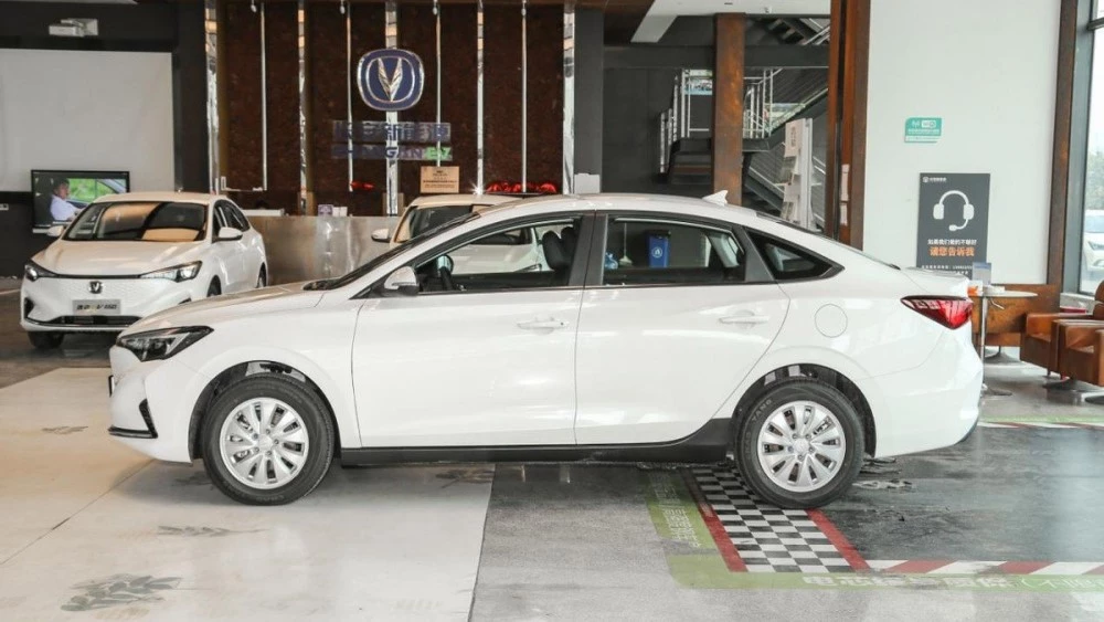 Седан Changan Eado EV460 в дилерском центре в автосалоне электрический сбоку