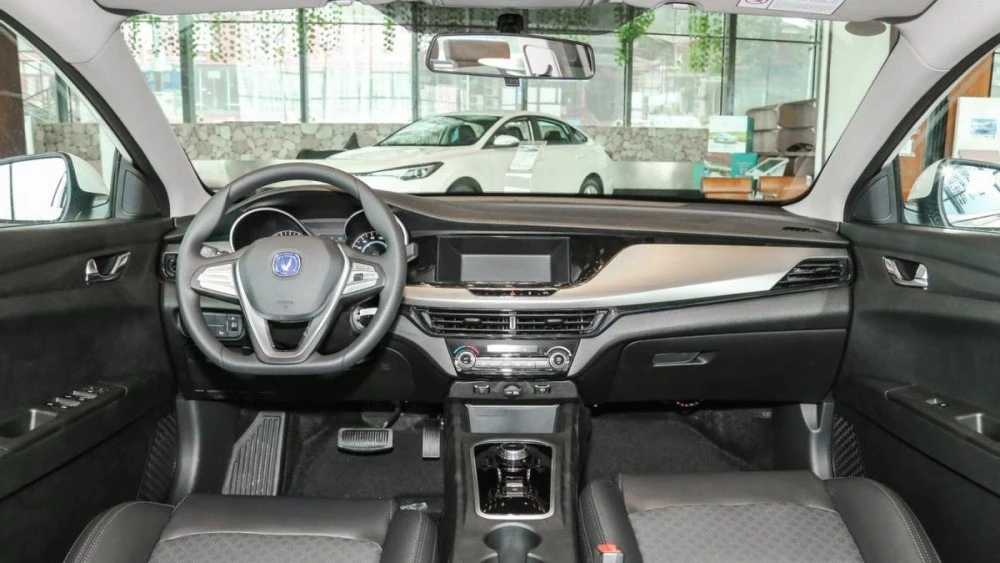 Седан Changan Eado EV460 в дилерском центре в автосалоне электрический салон интерьер