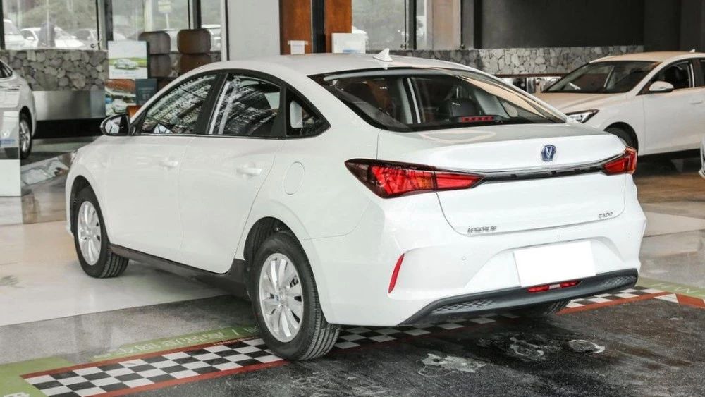 Седан Changan Eado EV460 в дилерском центре в автосалоне электрический сбоку сзади