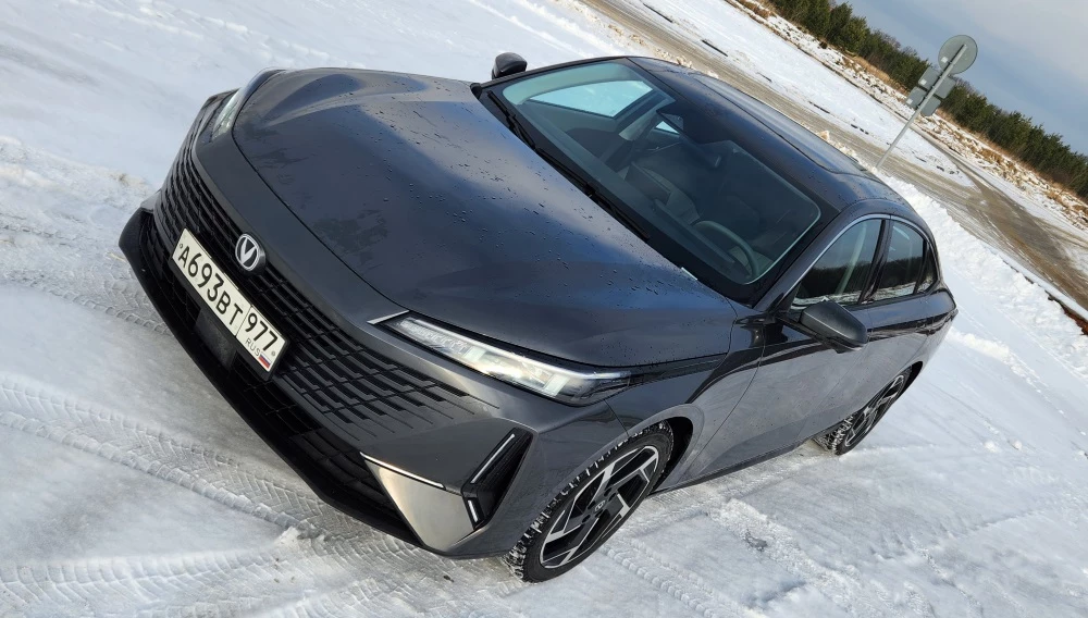 Cедан Changan Lamore сбоку спереди сверху тест-драйв