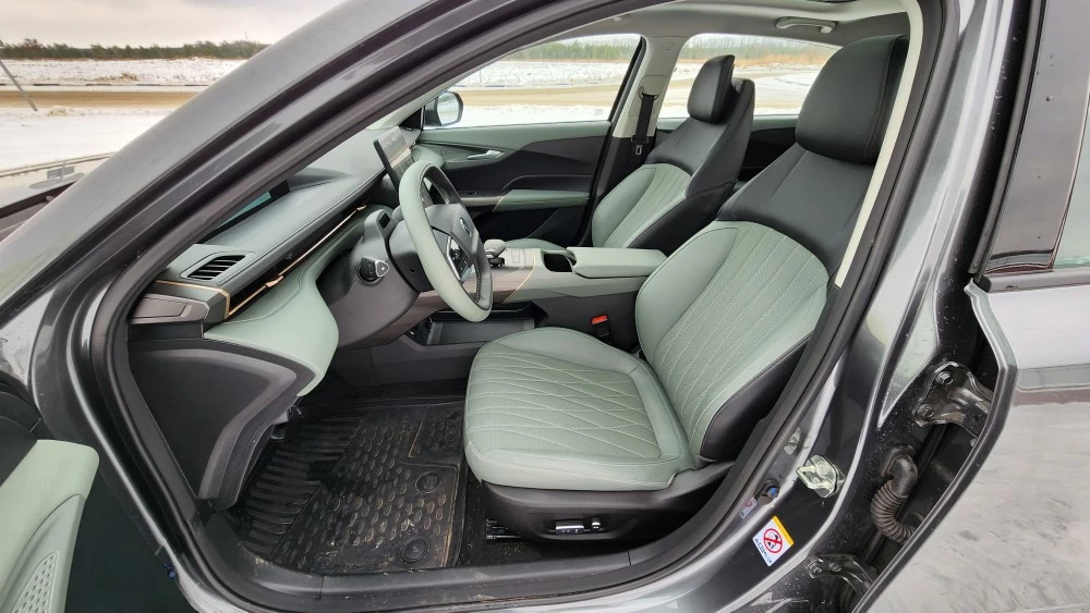 Cедан Changan Lamore салон интерьер первый ряд