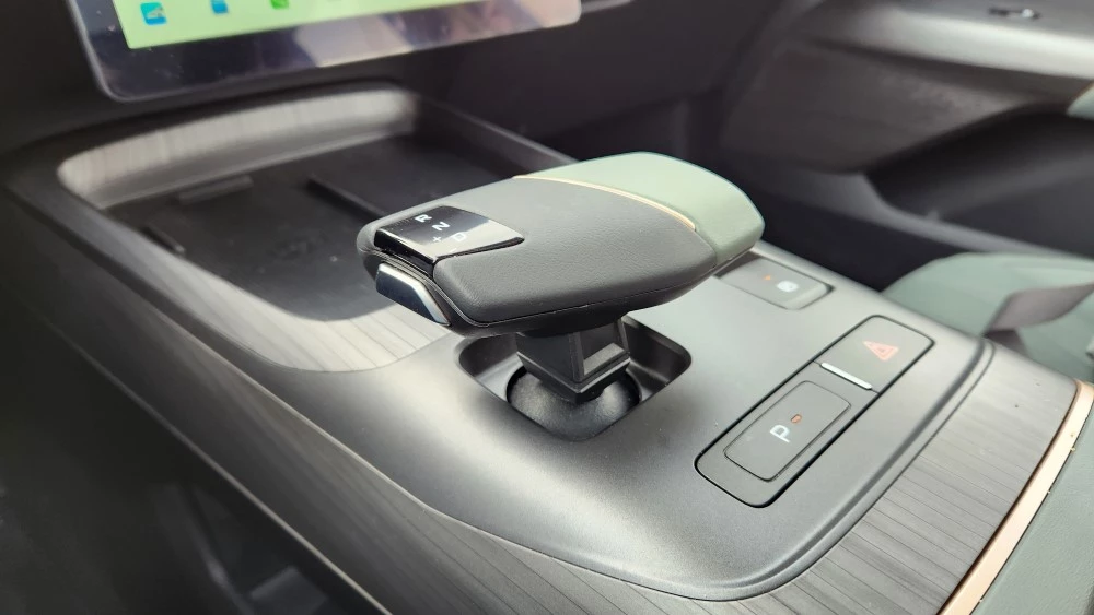 Cедан Changan Lamore салон интерьер тоннель селектор