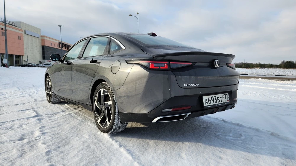 Cедан Changan Lamore сбоку сзади тест-драйв