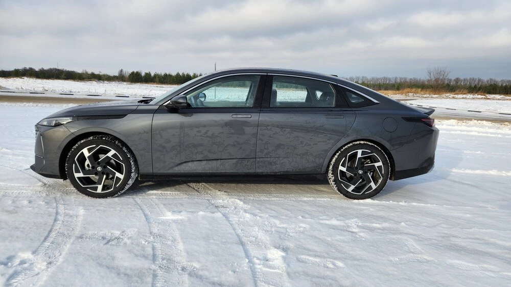 Cедан Changan Lamore сбоку тест-драйв