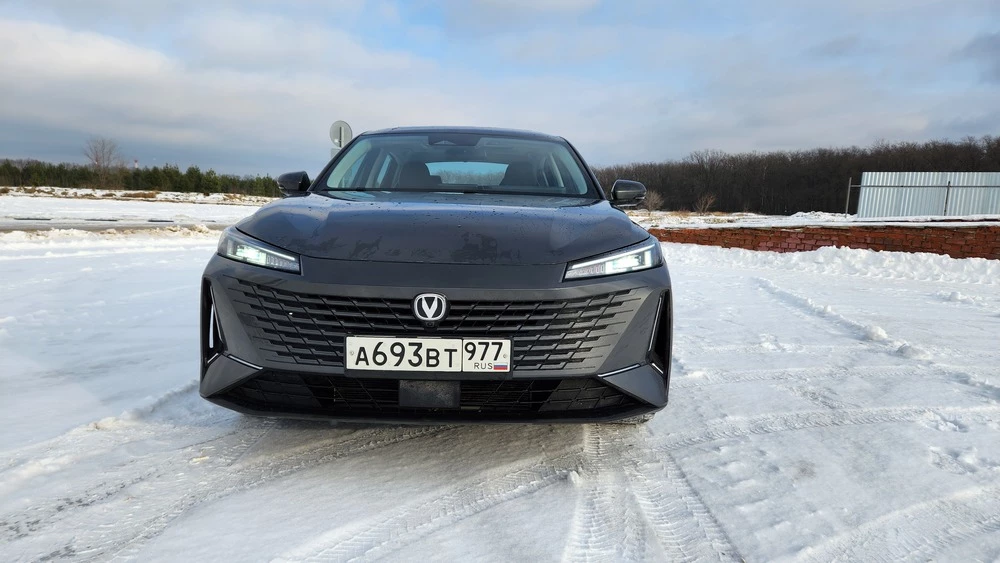 Cедан Changan Lamore спереди тест-драйв