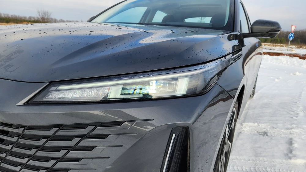 Cедан Changan Lamore спереди фары