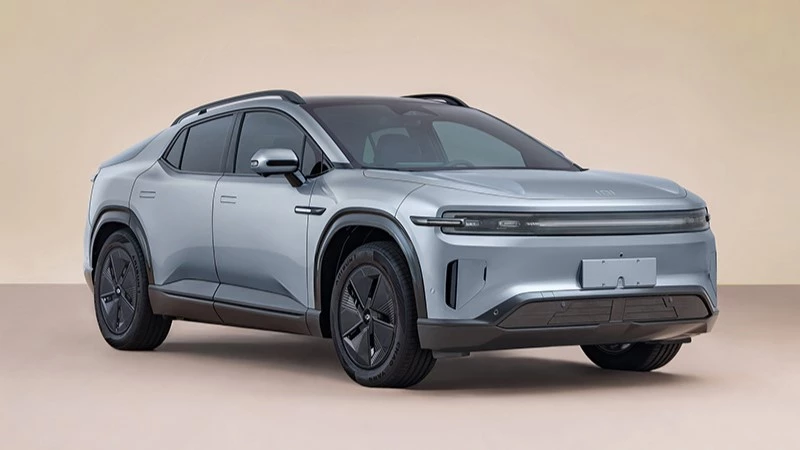 Changan Qiyuan E07 CD701 сбоку спереди