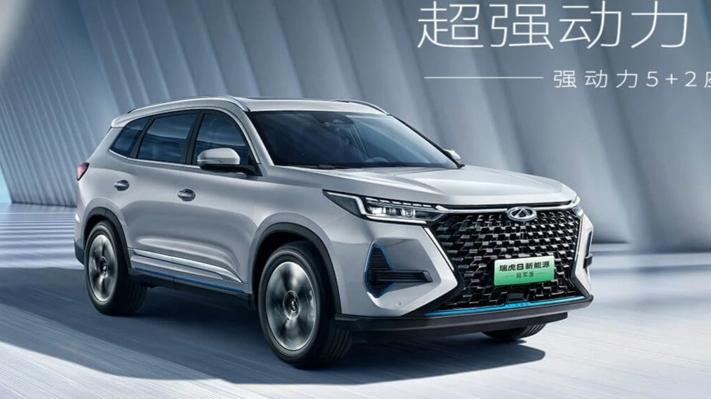 Гибридный кроссовер Chery Tiggo 8 New Energy Champion Edition сбоку спереди