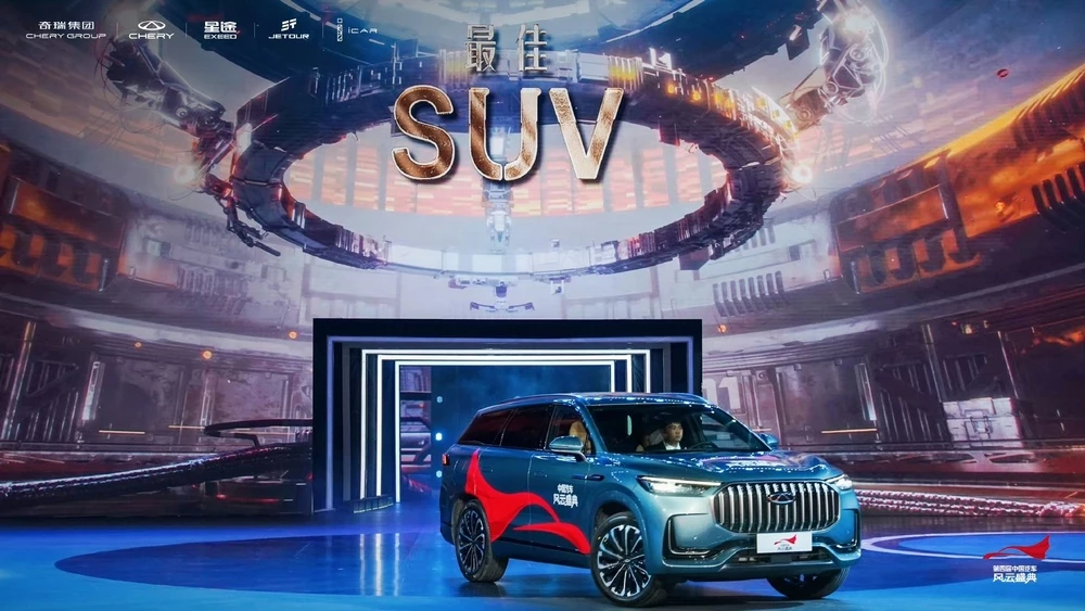 Премия CCTV лучший автомобиль Китая сбоку спереди Chery Tiggo 9 CCTV