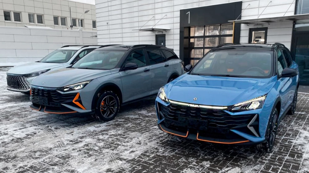 Кроссовер Dongfeng Shine GS Sport сбоку спереди