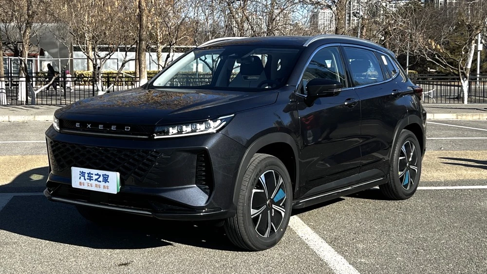 Обновленный кроссовер Exeed LX C-DM представили в Китае. Что изменилось? гибридный Exeed LX C-DM спереди сбоку