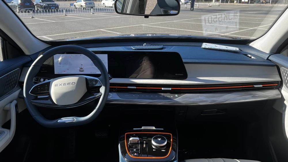 Exeed LX C-DM салон интерьер гибридный