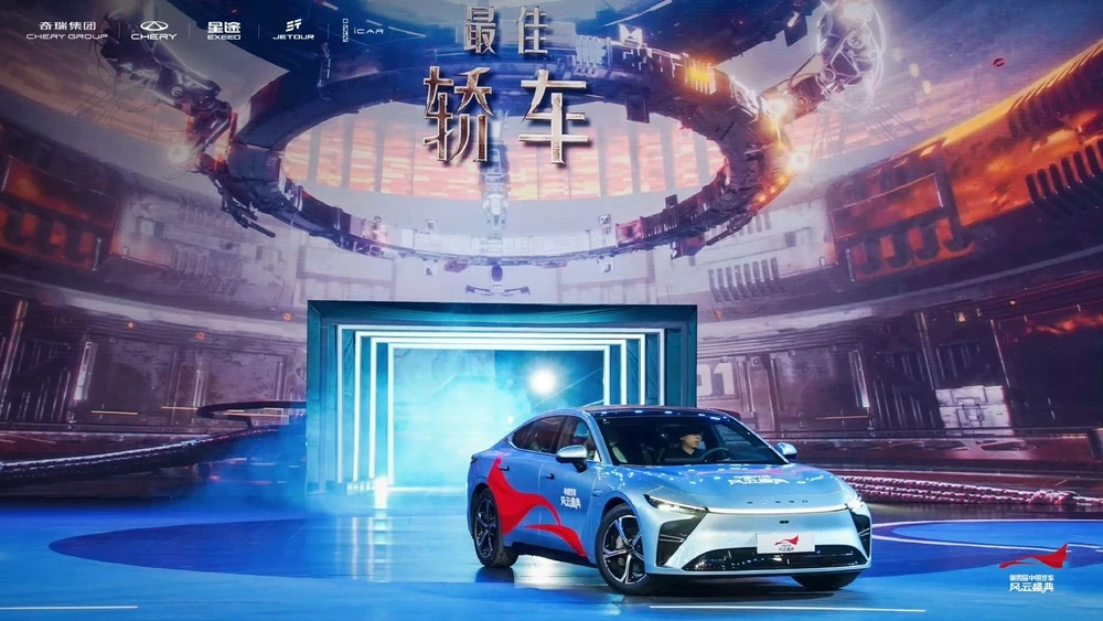 Премия CCTV лучший автомобиль Китая Exlantix ES сбоку спереди