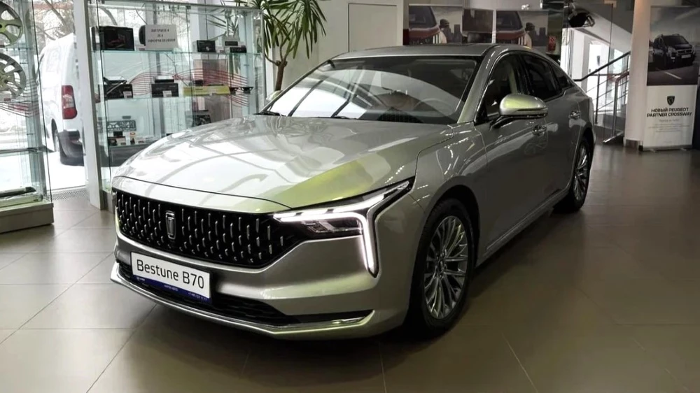 FAW Bestune B70 в автосалоне ААРОН сбоку спереди купить новый