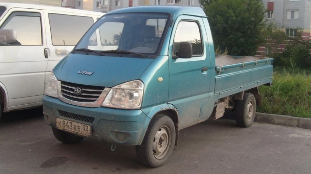Грузовички FAW CA 1020V сбоку спереди 