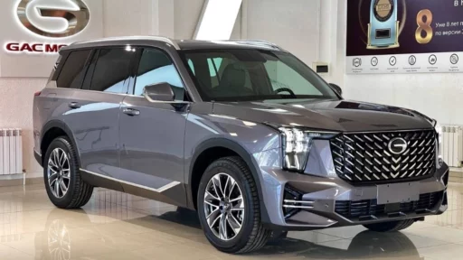 Новый кроссовер GAC GS8 второго поколения сбоку спереди купить у дилера в автосалоне