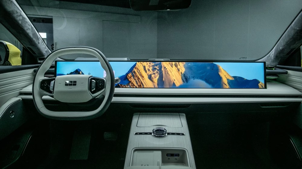 В Беларусь привезут седан Geely E8. Что это за автомобиль