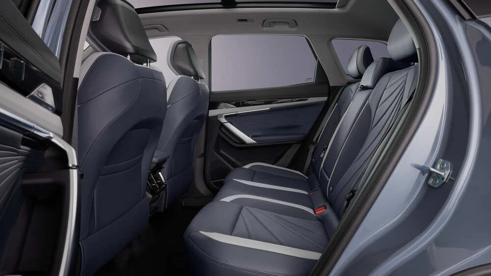 Geely Atlas новый нового поколения цены салон интерьер второй ряд